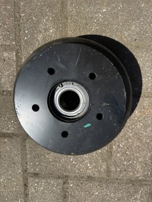 avonride hub and bearing x type complete with bolts, bearing, dust cap 200x50 5x112pcd
